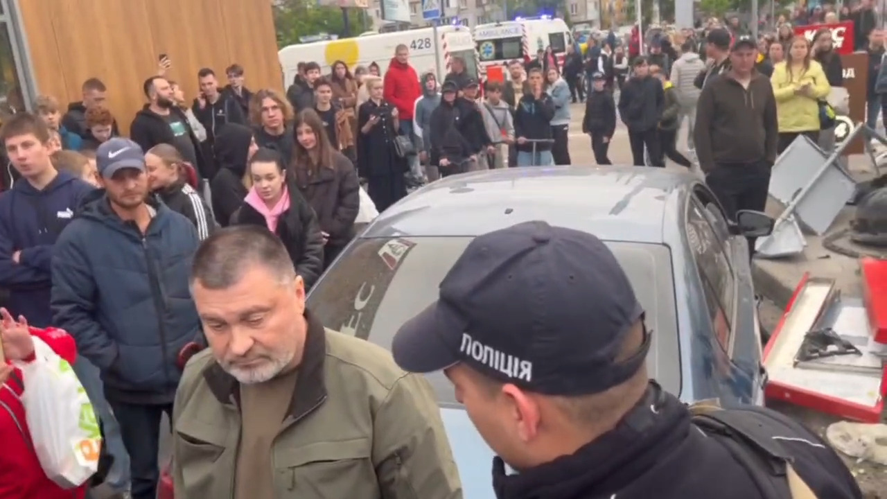 Пьяный депутат сбил пешеходов в Броварах. Кадр из видео